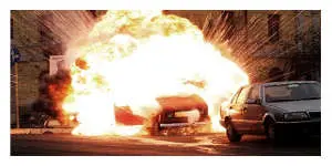 Une voiture soufflée à Berlin par un engin explosif