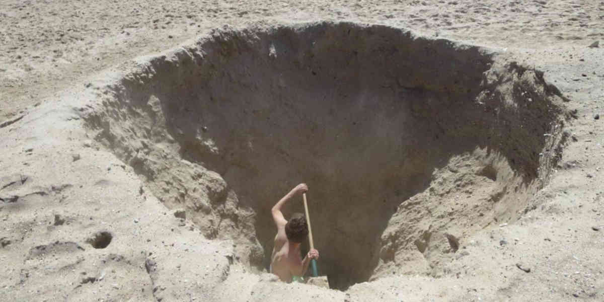 Creuser des trous dans le sable... attention danger