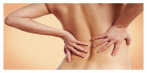 Femme avec un mal de dos Mal de dos : un tiers des Français souffre régulièrement