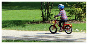 Exemple d'enfant à vélo avec son casque Sécurité routière: le casque devient obligatoire pour les enfants à vélo