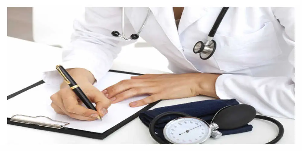 medecin-prise-note-consultation - Votre Actualité au Quotidien Covid-19, faut-il craindre une quatrième vague ?