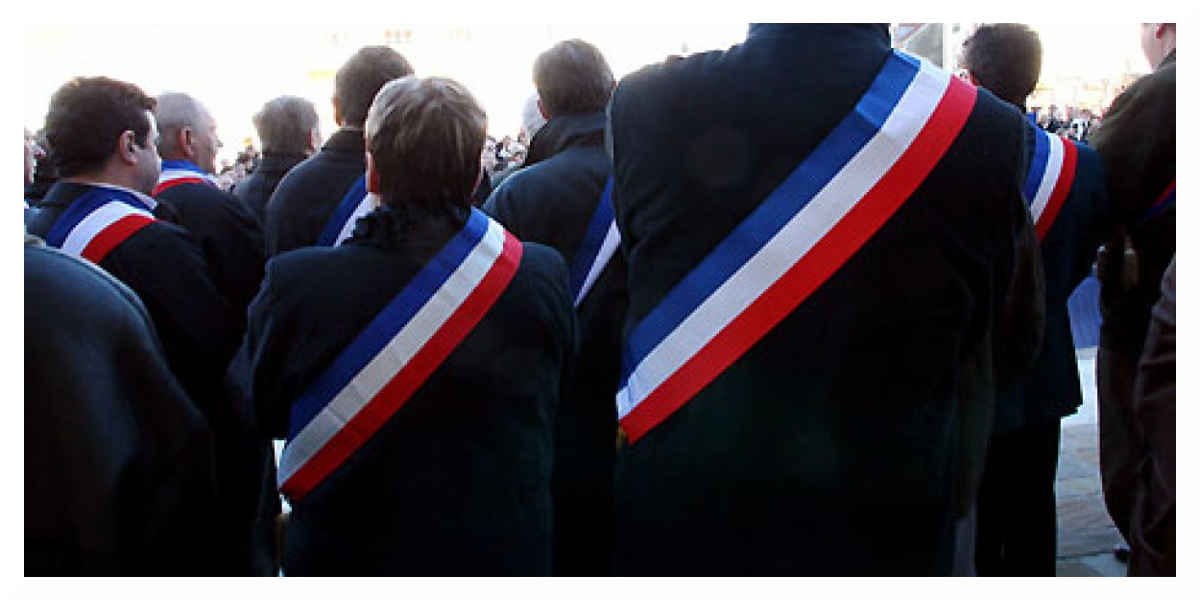 A Clichy des élus tentent d'empêcher une prière de rue