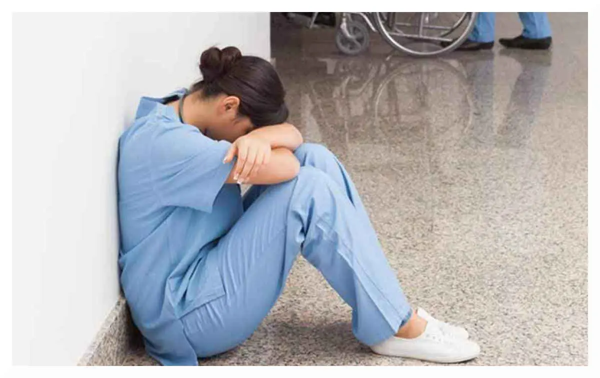 depression-pleurs-soignante - Votre Actualité au Quotidien Une infirmière en EHPAD, découragée, interpelle la ministre de la Santé