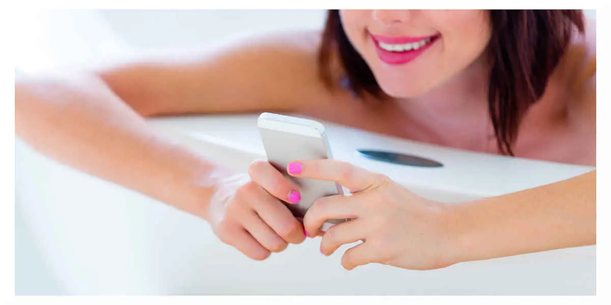 smartphone-dans-son-bain - Votre Actualité au Quotidien téléphone dans la salle de bain