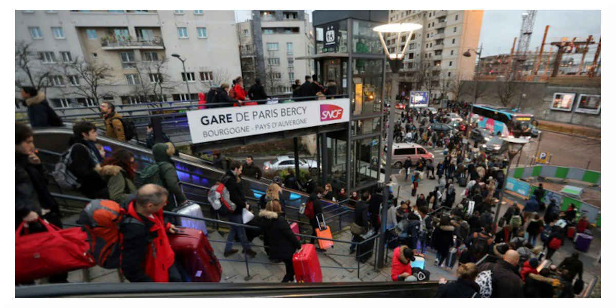Les trains et avions pris d’assaut pour rejoindre les régions épargnées