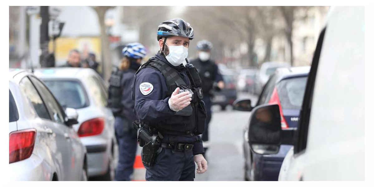 Policier avec un masque