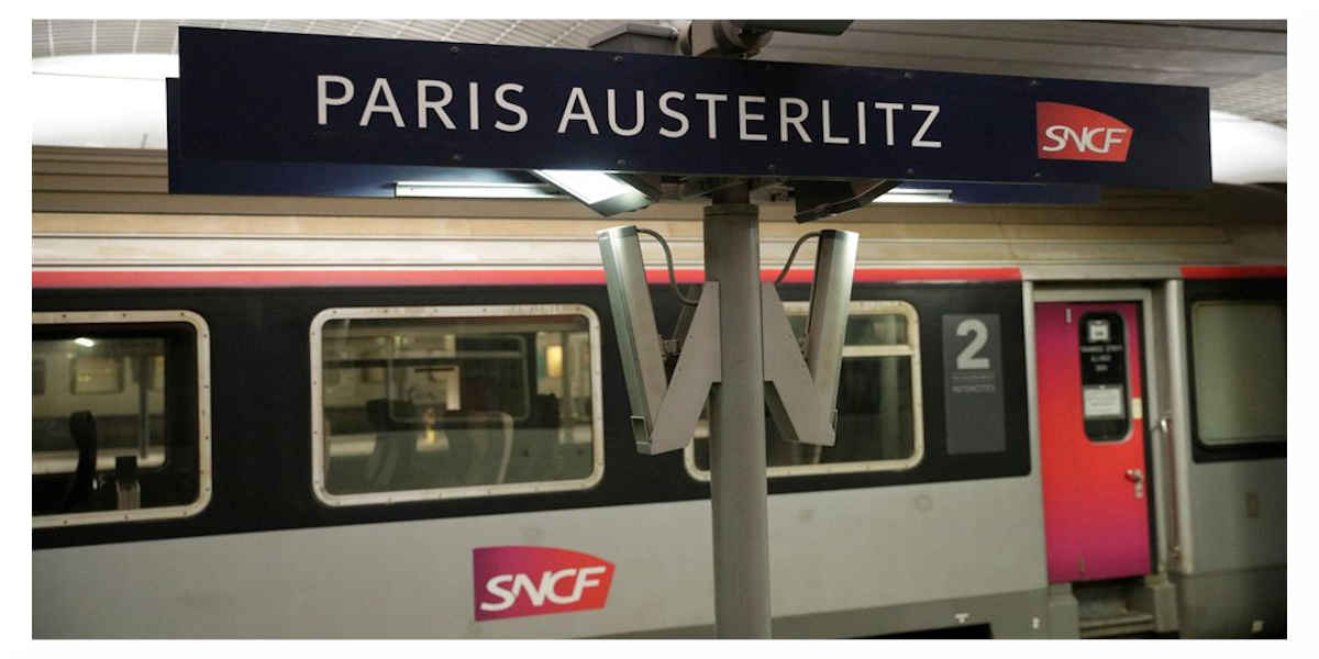 Emmanuel Macron a fond dans le train