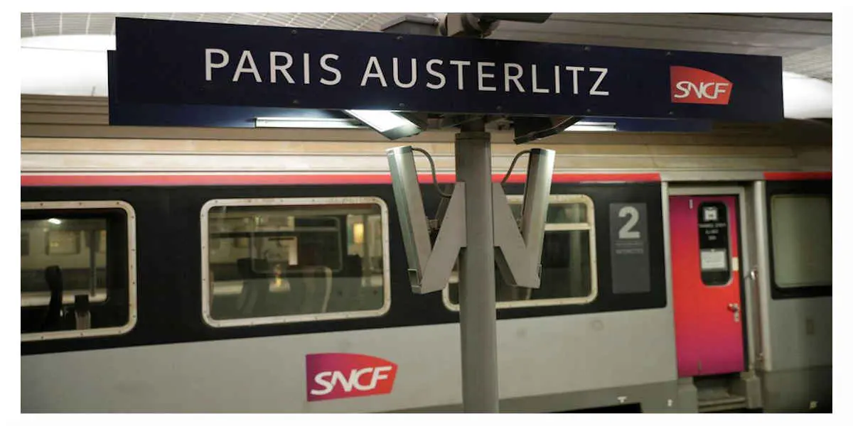 Emmanuel Macron a fond dans le train