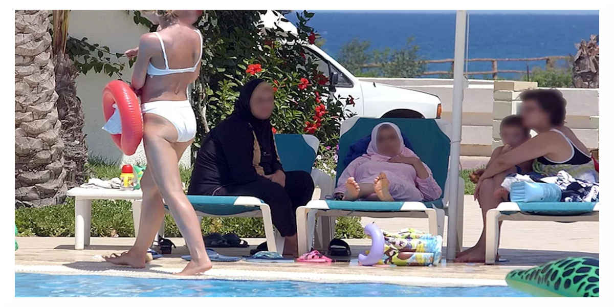 Femme voilé au abord d'une piscine