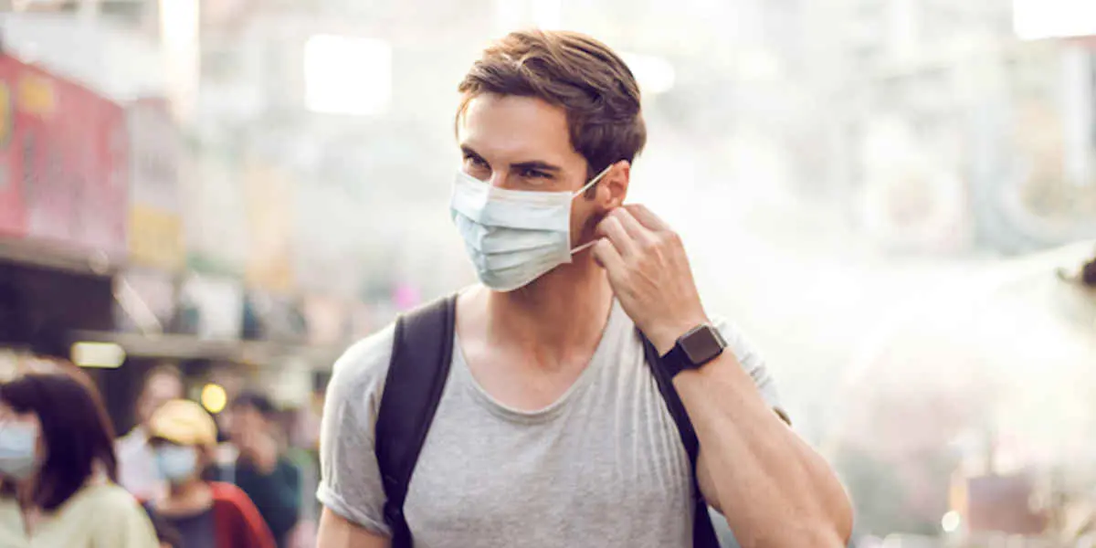 Croiser les élastiques de son masque pour l'ajuster une fausse bonne idée