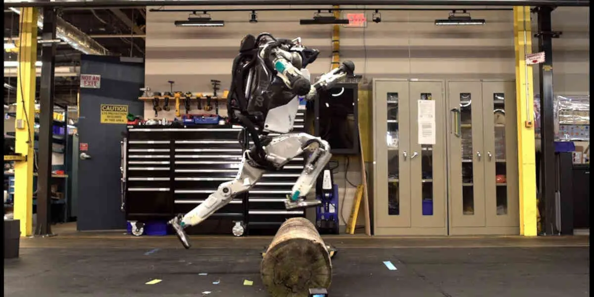 Boston Dynamics test les capacités motrices des robots humanoïdes Atlas