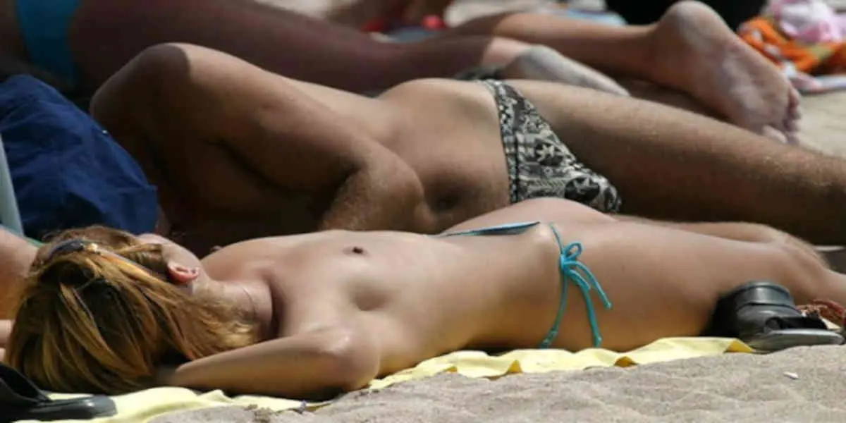 Image d - Votre Actualité au Quotidien'illustration Terminé le sein nue sur les plages, et les tristes raisons qui incitent les femmes à ne les exposer