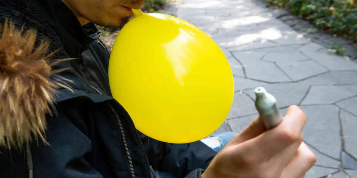 Le gaz hilarant attire toujours plus de jeunes