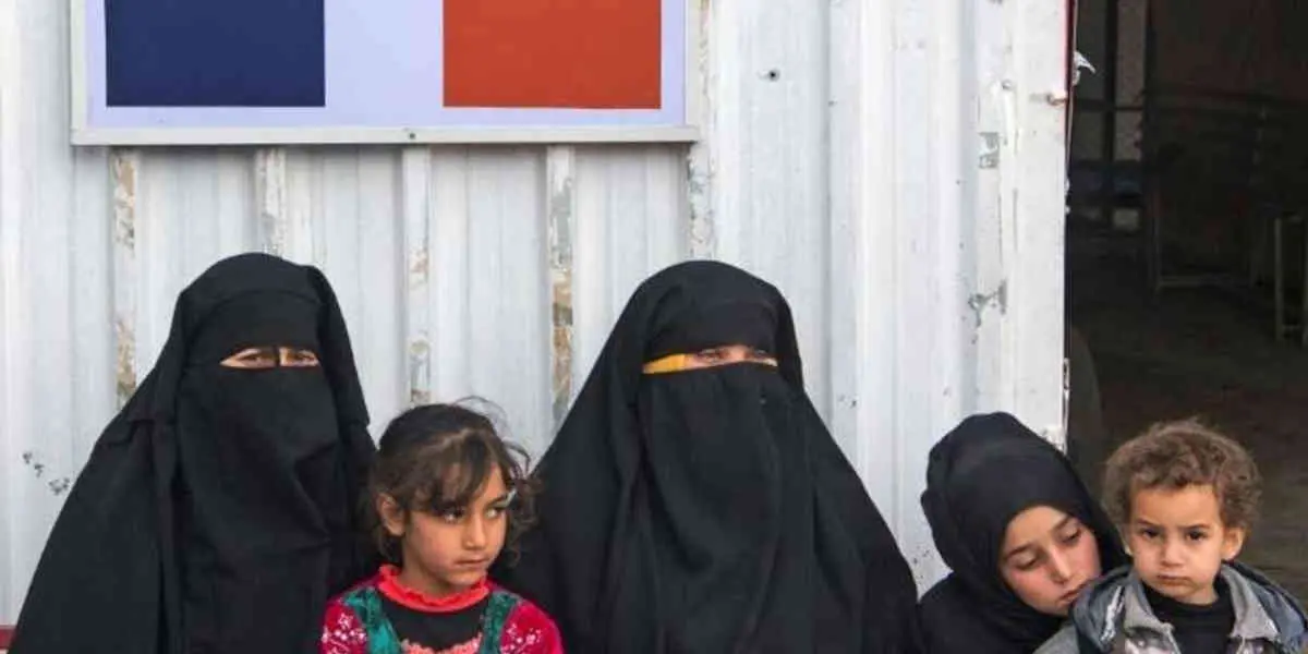 La France rapatrie seize femmes djihadistes et trente-cinq enfants de Syrie