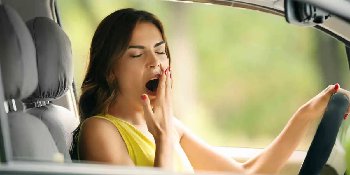 femme-fatiguee-au-volant - Votre Actualité au Quotidien Un risque d’accident si vous passez une nuit courte avant le départ en vacances