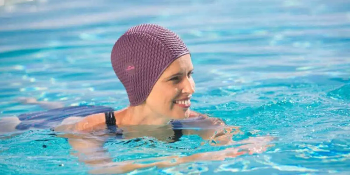 Le port du bonnet de bain se généralise dans les piscines
