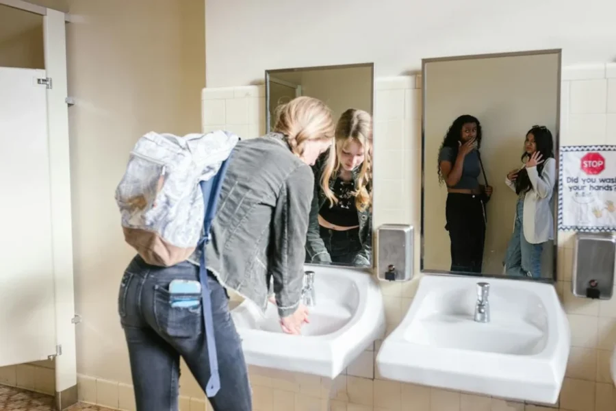 Un principal de collège aux États-Unis décroche les miroirs des toilettes