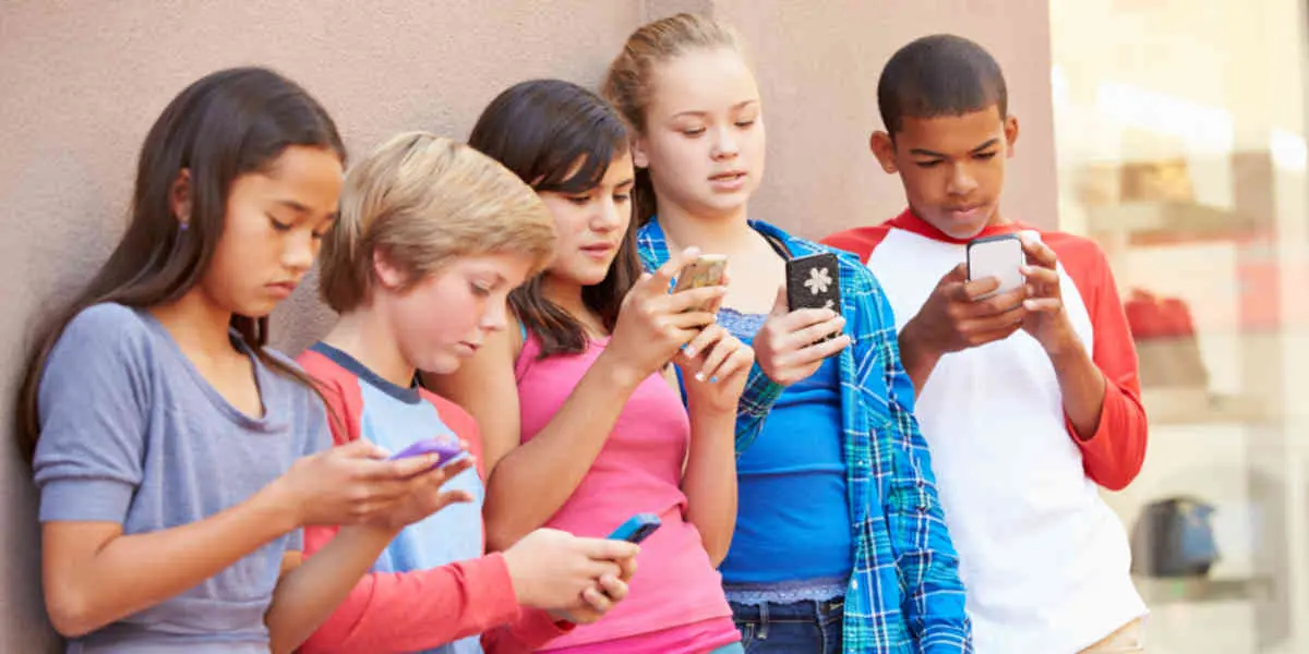 Jeunes-ado-portables - Votre Actualité au Quotidien Réseaux sociaux aux moins de 15 ans : La Commission européenne appelle la France à revoir sa proposition de loi