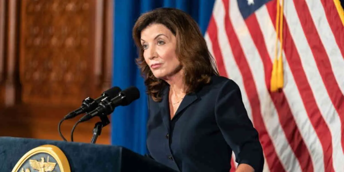 Kathy HOCHUL Une médecin new-yorkaise poursuivie pour l’envoi de pilules abortives à des femmes