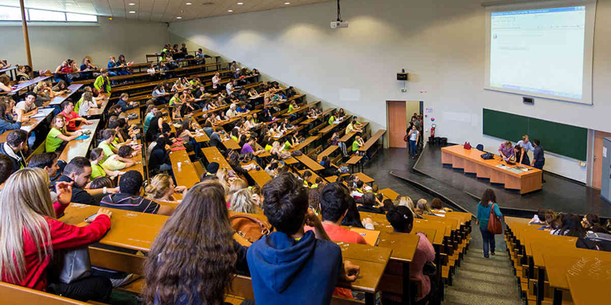 Desserts médicaux : des députés proposent de ramener les études de médecin de dix à huit ans
