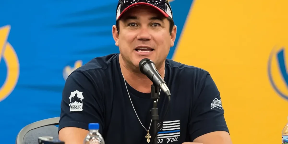 L'acteur Dean Cain, (Superman), rejoint la police de l'immigration et en fait la promotion