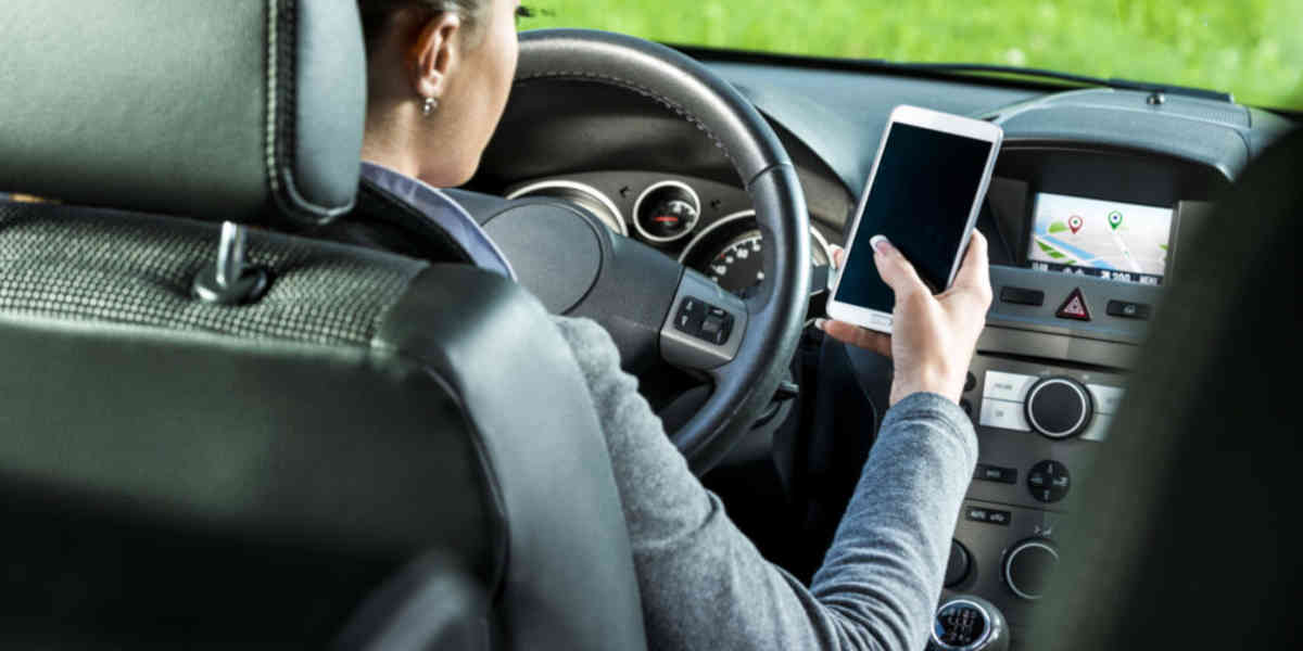 Téléphone au volant : vers une suspension du permis