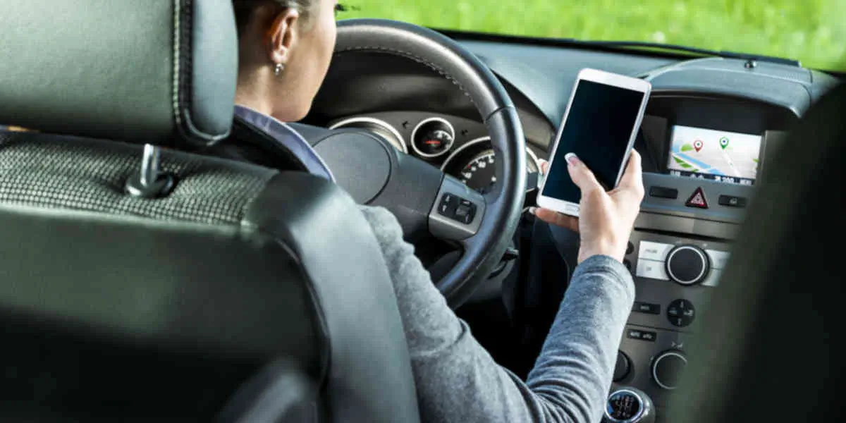 telephone-au-volant - Votre Actualité au Quotidien Le téléphone au volant entraînera désormais une suspension du permis dans toute la France