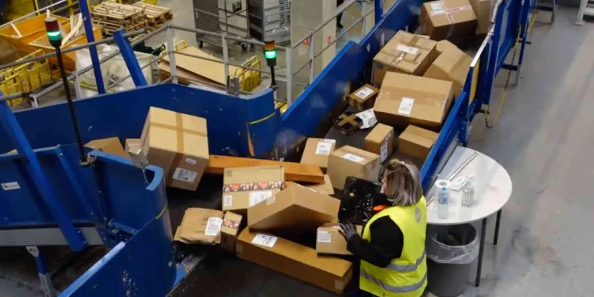 plateforme-de-tri-des-colis-de-la-poste - Votre Actualité au Quotidien Taxation des petits colis importés