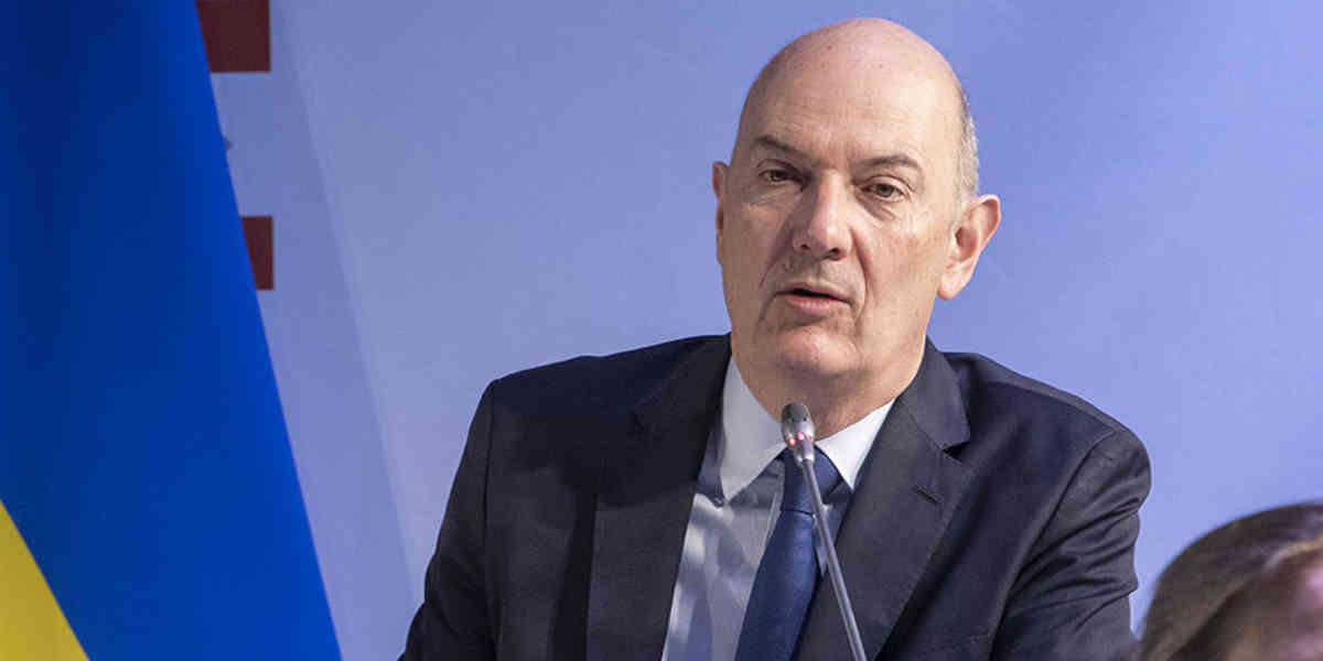 Le ministre de l'Économie avertit que des mesures pourraient être prises si les prix à la pompe augmentent trop