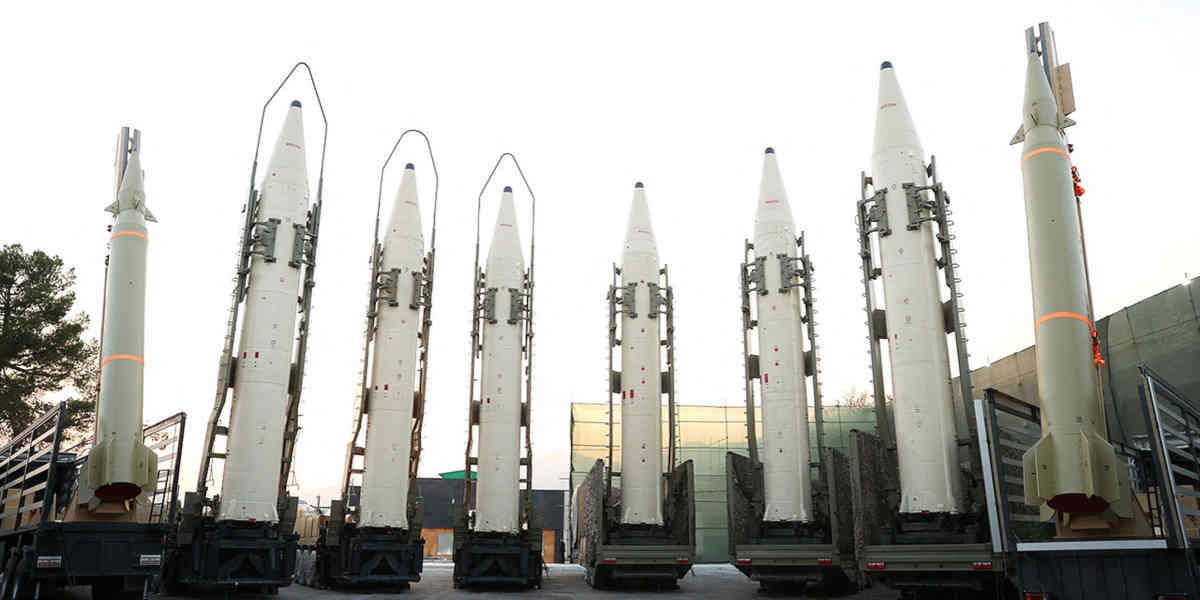 Les forces armées des États-Unis et d'Israël lancent des attaques contre des installations nucléaires, ce qui entraîne une riposte de l'Iran