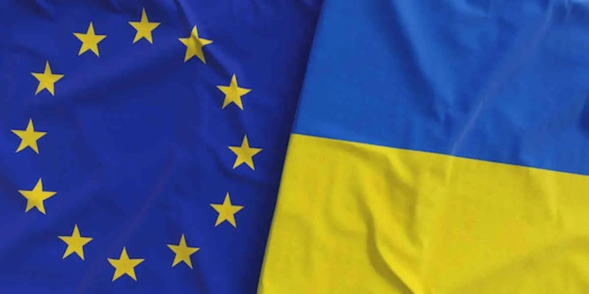drapeaux-union-europeenne-ukraine - Votre Actualité au Quotidien L'Union européenne veut débloquer mercredi le prêt à l'Ukraine de 90 milliards