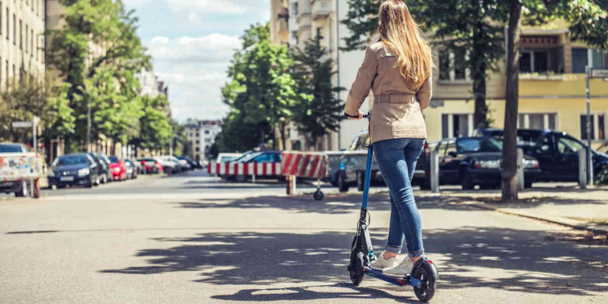 Des communes prennent des mesures plus strictes face à la recrudescence des accidents de trottinettes électriques