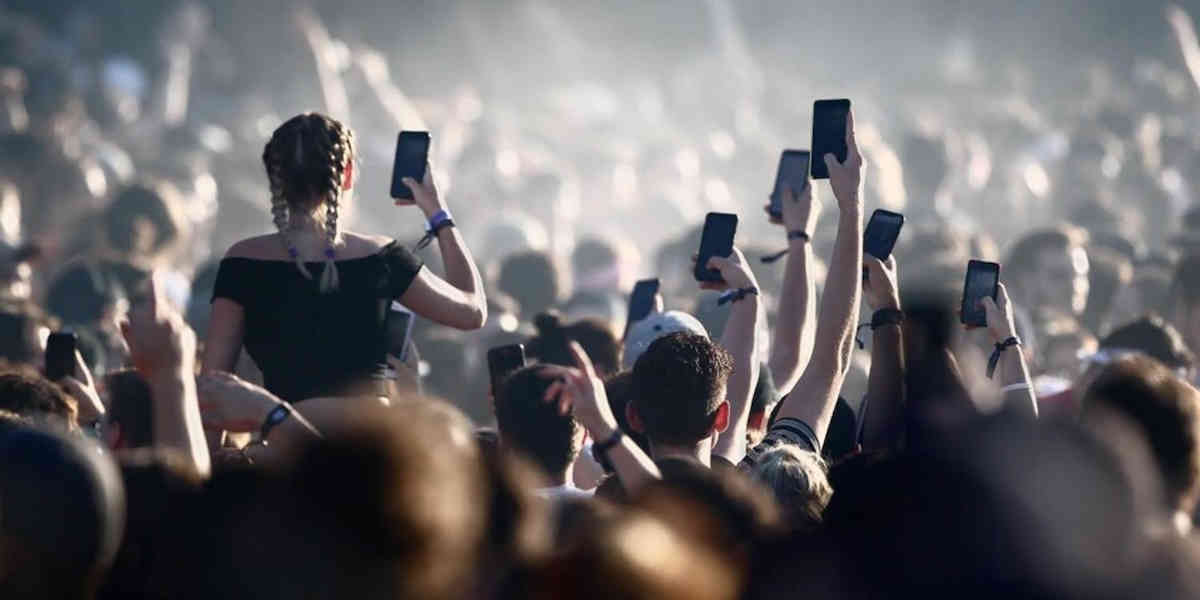 spectacle-musique-telephone - Votre Actualité au Quotidien De plus en plus d'artistes interdisent les téléphones à leurs concerts