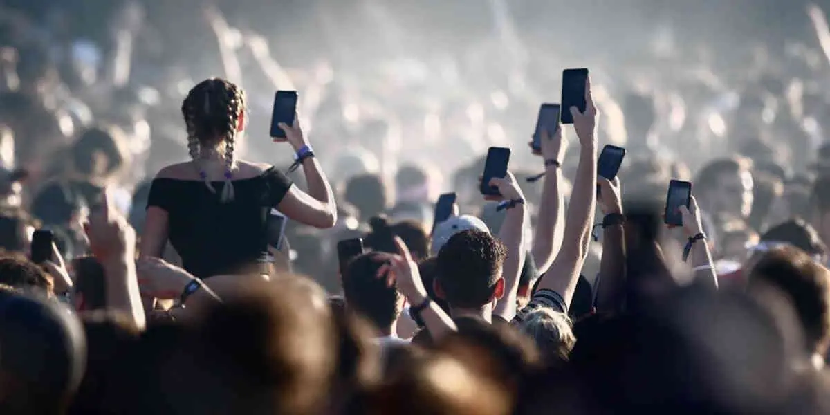 De plus en plus d'artistes interdisent les téléphones à leurs concerts