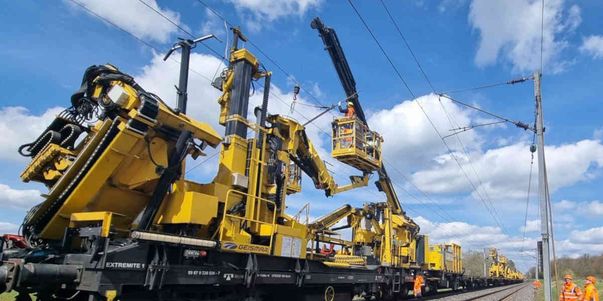 Un train-usine, unique au monde, remet en état les caténaires sur le réseau ferroviaire français