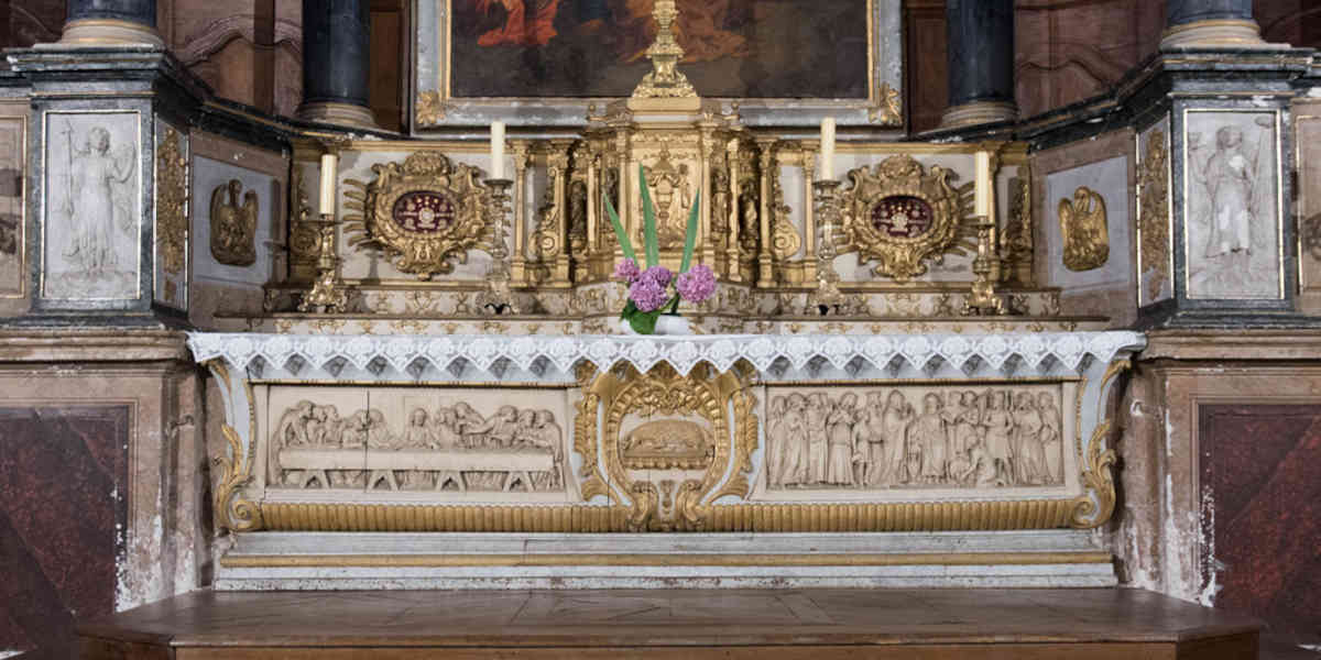 En France, les femmes sont absentes de l'autel des églises